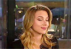 Scarlett Johansson GIF. Gifs Filmsterren Scarlett johansson Strutting Zwarte weduwe 