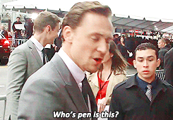 Tom Hiddleston GIF. Gifs Filmsterren Tom hiddleston Sarcastisch Verveeld Sarcasme Benedict cumberbatch 