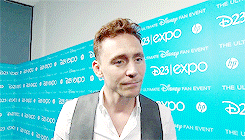Tom Hiddleston GIF. Gifs Filmsterren Tom hiddleston Muppets Miss piggy 