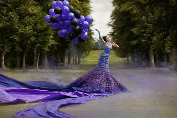 vrouw paarse jurk en ballonnen in bos