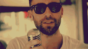 Adam Levine GIF. Artiesten Gifs Adam levine Maroon 5 Maroon 5 concert 