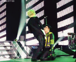 Adam Lambert GIF. Interview Japan Artiesten Gifs Adam lambert 2010 