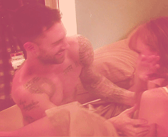 Adam Levine GIF. Artiesten Gifs Adam levine Vs 