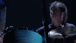 Maroon 5 GIF. Artiesten Gifs Adam levine Maroon 5 Mickey woedend 