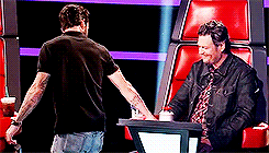 Maroon 5 GIF. Artiesten Gifs Adam levine Maroon 5 The voice 