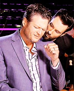 Adam Levine GIF. Artiesten Gifs Adam levine Het zingen Oscars 2015 