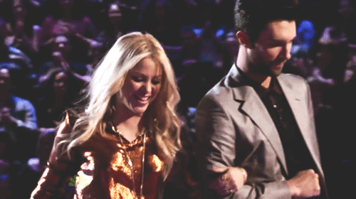 Artiesten Shakira Gifs Adam levine the voice 