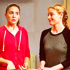 Alison Brie GIF. Annie Gifs Filmsterren Alison brie Nbc Community Annie edison 