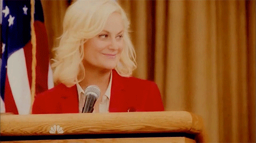 Amy Poehler GIF. Tv Gifs Filmsterren Amy poehler Glimlachen Parks and recreation Leslie knope 