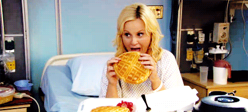 Amy Poehler GIF. Ontbijt Voedsel Gifs Filmsterren Amy poehler Het eten Wafel Parks and recreation Leslie knope Wafels 