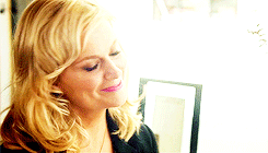 Amy Poehler GIF. Tv Gifs Filmsterren Amy poehler Hongerig Het eten Parks and recreation Leslie knope Wafels 