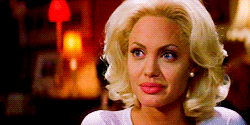 Angelina Jolie GIF. Geweer Angelina jolie Gifs Filmsterren Ophalen Schouderophalend Meh 