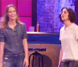 Anne Hathaway GIF. Gifs Filmsterren Anne hathaway Lip sync battle Emily blunt Dorks 