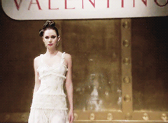 Anne Hathaway GIF. Emily Gifs Filmsterren Anne hathaway Tumblr Schip Fangirl Hair flip Meryl streep The devil wears pra 