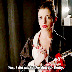 Anne Hathaway GIF. Alice in wonderland Gifs Filmsterren Anne hathaway Witte koningin 