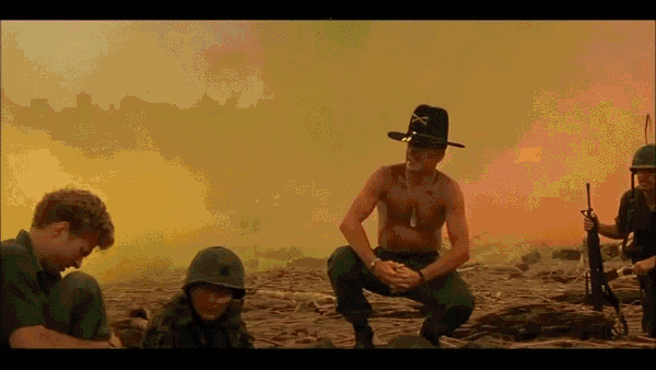 Apocalypse Now GIF. Films en series Gifs Apocalypse now Parodie Inhoud Uitstelgedrag Uitstellen Ik hou van de geur van Nieuwe 