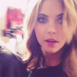 Ashley Benson GIF. Pretty little liars Gifs Filmsterren Ashley benson Pll Hanna marin Pictog 