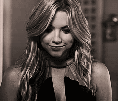 Ashley Benson GIF. Pretty little liars Gifs Filmsterren Ashley benson Pll Hanna marin Hann Cupcake gezicht 