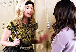 Ashley Benson GIF. Rook Gifs Filmsterren Ashley benson Zwart en wit Vakantievierders gif Springbreakers As 