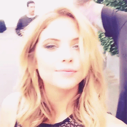 Ashley Benson GIF. Pretty little liars Gifs Filmsterren Ashley benson Pll Hanna marin Pictog 