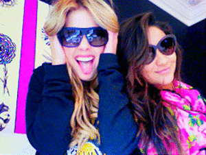 Ashley Benson GIF. Pretty little liars Gifs Filmsterren Ashley benson Pll Hanna marin Pictog 