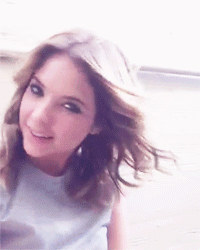 Ashley Benson GIF. Gifs Filmsterren Ashley benson Ashley benson s Mijn koningin Keek Pll achter de schermen 