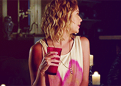 Ashley Benson GIF. Artiesten Selena gomez Gifs Filmsterren Ashley benson Selena gomez s Ashley benson s 