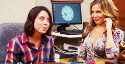 Amy Poehler GIF. Tv Gifs Filmsterren Amy poehler Chris pratt Aubrey plaza Parken en rec Parks and recreation Nick offe 