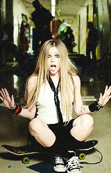 Avril Lavigne GIF. Muziek Artiesten Avril lavigne Gifs Muziekvideo Fuck u Middelvinger What the hell 