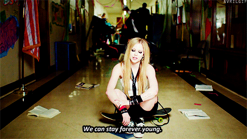 Artiesten Avril lavigne Gifs tieten stuiterende tieten 