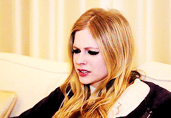 Avril Lavigne GIF. Muziek Artiesten Avril lavigne Gifs Muziekvideo Fuck u Middelvinger What the hell 
