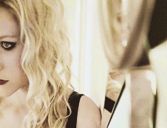 Avril Lavigne GIF. Liefde Artiesten Avril lavigne Smile Gifs Flirt Avril levine 