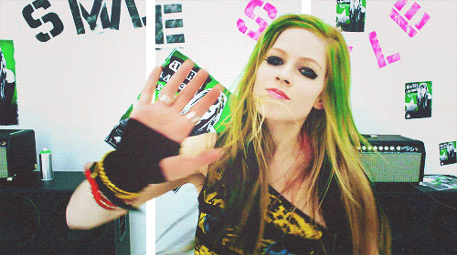 Muziek Artiesten Avril lavigne Gifs muziekvideo fuck u middelvinger what the hell 