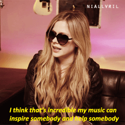 Avril Lavigne GIF. Liefde Artiesten Avril lavigne Smile Gifs Flirt Avril levine 
