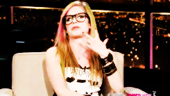 Avril Lavigne GIF. Artiesten Avril lavigne Bril Gifs Blond Canadees 