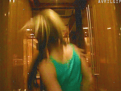 Avril Lavigne GIF. Artiesten Avril lavigne Gifs Opgewonden Duimen omhoog Grote glimlach 