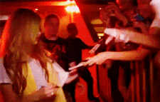 Avril Lavigne GIF. Artiesten Avril lavigne Gifs Opgewonden Duimen omhoog Grote glimlach 
