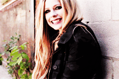 Avril Lavigne GIF. Artiesten Avril lavigne Gifs Opgewonden Duimen omhoog Grote glimlach 