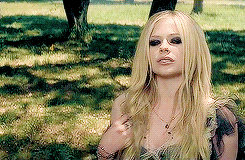 Avril Lavigne GIF. Muziek Artiesten Avril lavigne Gifs Muziekvideo Fuck u Middelvinger What the hell 