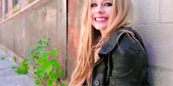 Avril Lavigne GIF. Artiesten Avril lavigne Gifs Opgewonden Duimen omhoog Grote glimlach 