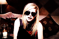 Avril Lavigne GIF. Muziek Artiesten Avril lavigne Gifs Muziekvideo Fuck u Middelvinger What the hell 