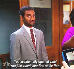 Aziz Ansari GIF. Gifs Filmsterren Aziz ansari Glimlach 