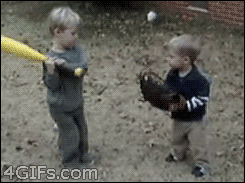 Baby GIF. Baby Baseball Kinderen Schommel Vleermuis Gifs Mislukken Headshot Hoofd 