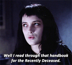 Beetlejuice GIF. Films en series Beetlejuice Gifs 80s Klassiek Tim burton Winona ryder Halloween film Lydia deetz 
