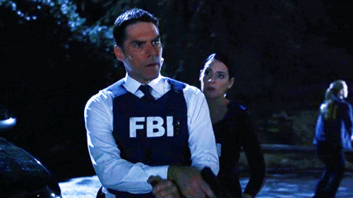 Films en series Gifs Big bang theory toevallig Criminal Minds ruis in het midden van de nacht 