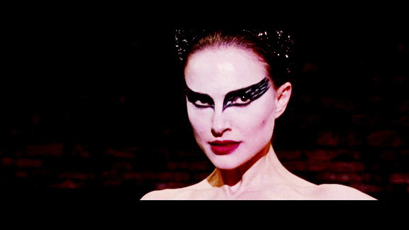 Mila Kunis GIF. Films en series Gifs Black swan Filmsterren Mila kunis Spiegel Zwart en wit 