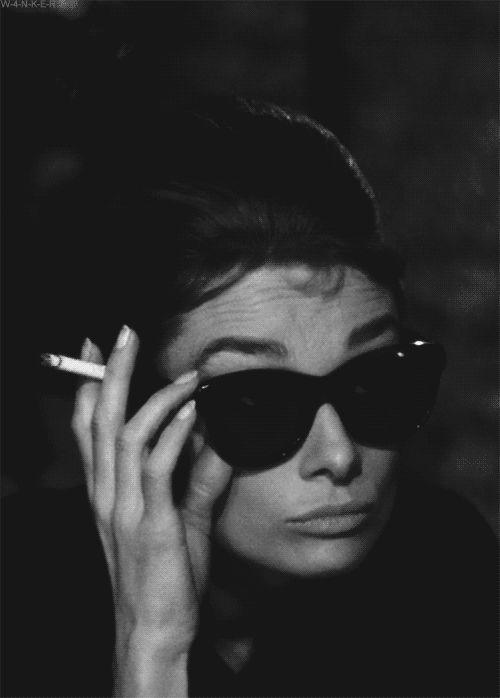 Films en series Roken Rook Zonnebril Gifs Breakfast at tiffanys retro schoonheid Audrey Hepburn holly Go 