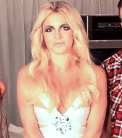 Britney Spears GIF. Artiesten Britney spears Gifs Glimlachen Muziekvideo Hair flip Oops Popster 