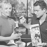 Artiesten Britney spears Gifs glimlach onhandig dichtbij 