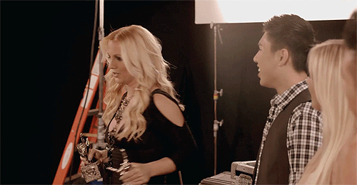 Artiesten Britney spears Gifs achterdochtig glimlachen blond hou je mond 